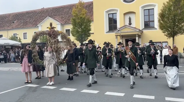 Gemeinsam mit der Stadtkapelle Leibnitz maschierte die Landjugend mit der Bevölkerung von der Klosterkirche zur Stadtpfarrkirche. | Foto: MeinBezirk/W. Fischer