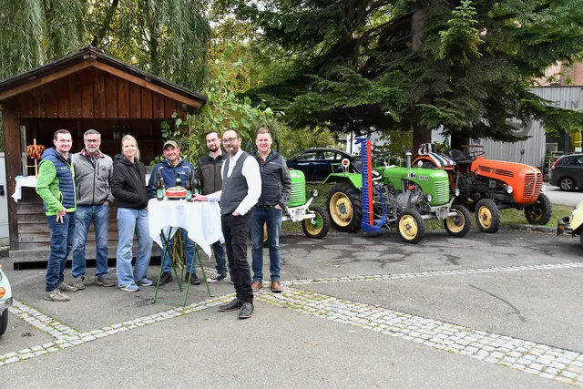 Am Dorfplatz sind auch Oldtimer aufgefahren.