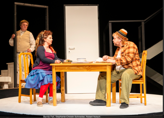 Elling (Bernie Feit), Nachbarin Reidun (Stephanie Christin-Schneider) und der verliebte Kjell Barne (Robert Notsch)  | Foto: Bettina Frenzel