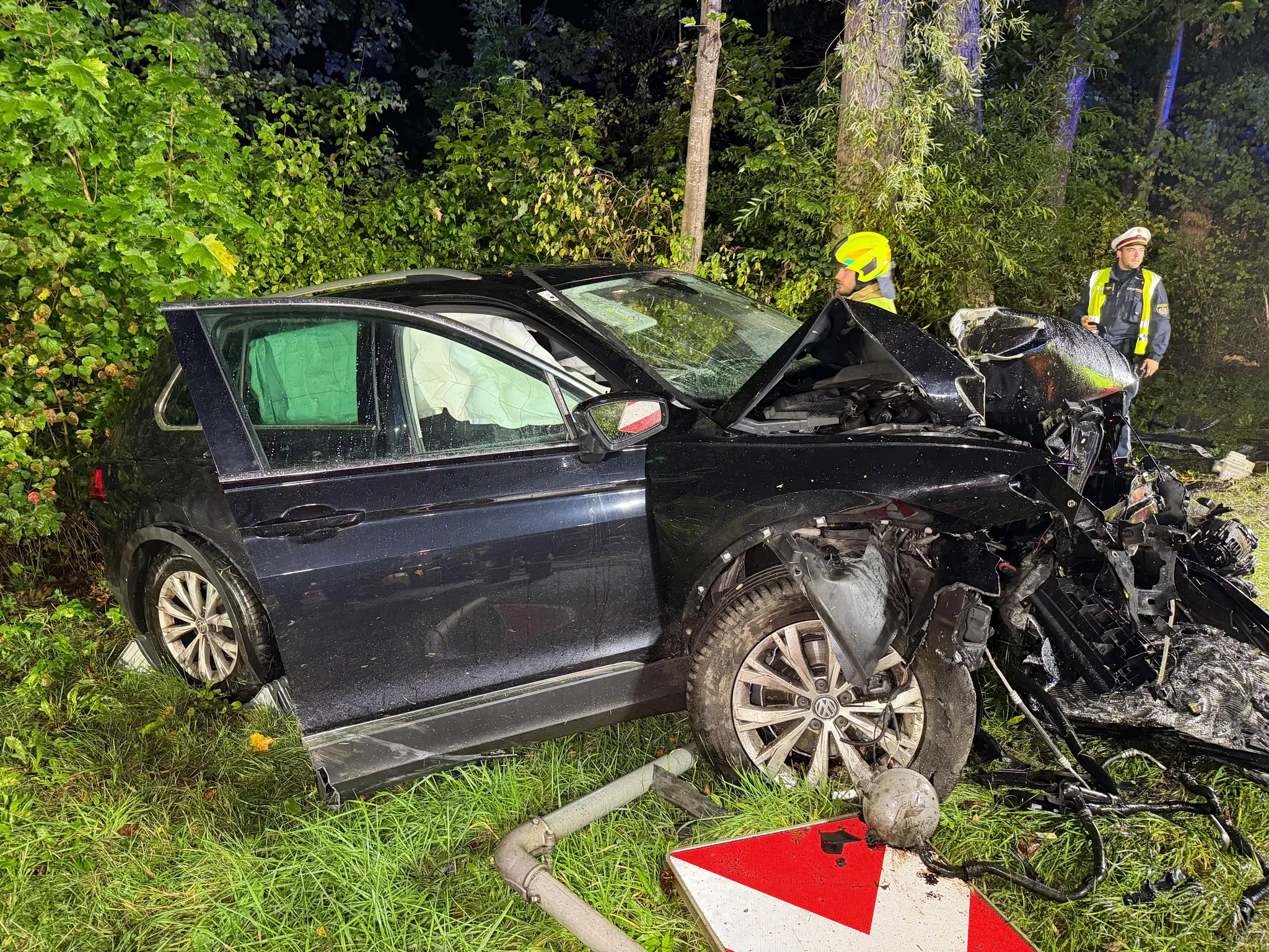 Frontalcrash mit Baum: 33-Jähriger bei nächtlichem Unfall in Niederndorf ...