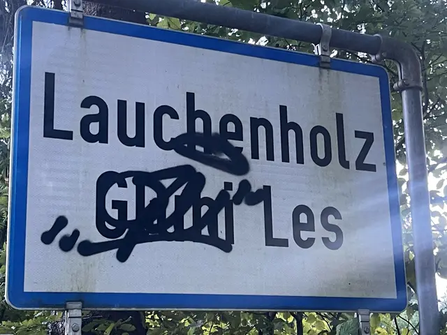 Der slowenische Name der Ortschaft Lauchenholz/Gluhi les wurde übermalt. | Foto: GWL St. Kanzian/Škocjan