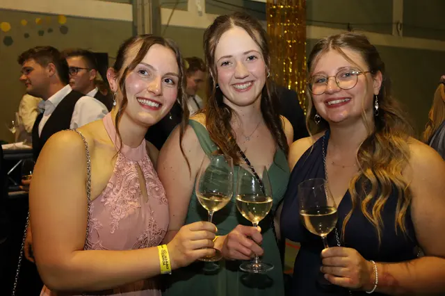 Martina, Celina und Selina stossen auf einen schönen Ballabend an. | Foto: Markus Bäumler/zema-medien.de