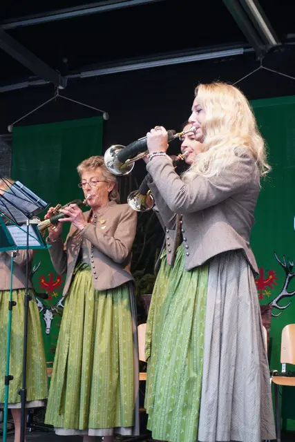 Der Stubaier Jagdhornklang eröffnete wie immer den Tag des Wildes mit traditioneller Jagdmusik.  | Foto: AMG