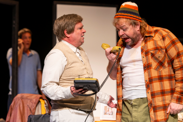 Für Elling (Bernie Feit) und Kjell Bjarne (Robert Notsch) ist ein Telefon eine bedrohliche Angelegenheit | Foto: Bettina Frenzel