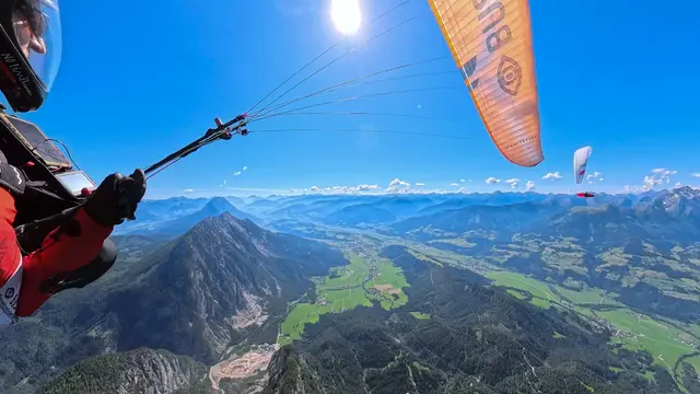 In der mit September zu Ende gegangenen Gleitschirm-Streckenflug-Staatsmeisterschaft konnten sich die Piloten des Ennstaler Sportvereins Mojo wieder Spitzenplätze sichern.  | Foto: Mojo