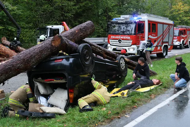 TENT 26: Große Katastrophenschutzübung der Bezirkshauptmannschaft Hallein mit mehr als 400 Einsatzkräften von Feuerwehr, Bergrettung, Wasserrettung, Höhlenrettung, Rotes Kreuz und Polizei im Wiestal.  | Foto: Land Salzburg / Franz Neumayr