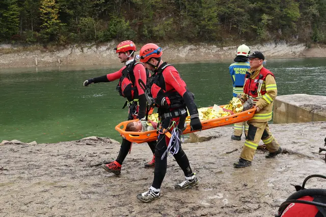 TENT 26: Große Katastrophenschutzübung der Bezirkshauptmannschaft Hallein mit mehr als 400 Einsatzkräften von Feuerwehr, Bergrettung, Wasserrettung, Höhlenrettung, Rotes Kreuz und Polizei im Wiestal.  | Foto: Land Salzburg / Franz Neumayr