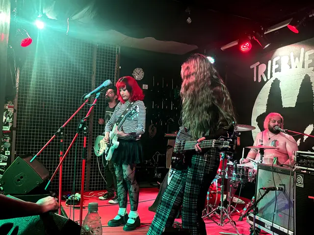 Cosmic Kitten aus Kalifornien brachten mit kraftvollen Riffs und emotionalen Texten internationales Grunge-Feeling ins Triebwerk | Foto: Rebecca Cermak
