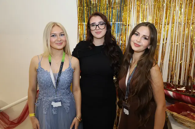 Ciara, Alina und Emma freuen sich auf einen tollen Ballabend. | Foto: Markus Bäumler/zema-medien.de