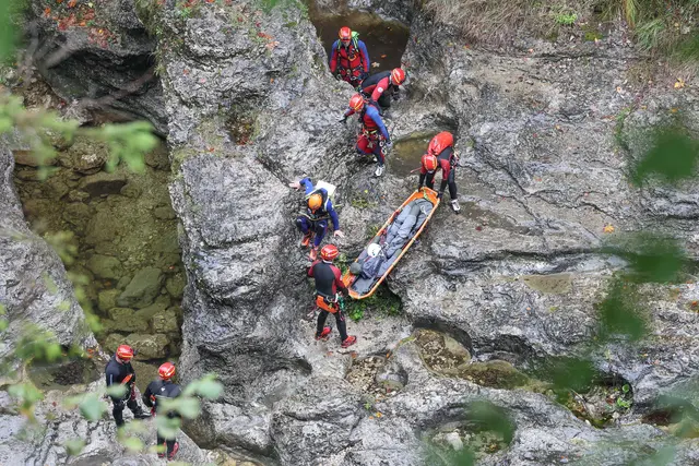 TENT 26: Große Katastrophenschutzübung der Bezirkshauptmannschaft Hallein mit mehr als 400 Einsatzkräften von Feuerwehr, Bergrettung, Wasserrettung, Höhlenrettung, Rotes Kreuz und Polizei im Wiestal.  | Foto: Land Salzburg / Franz Neumayr
