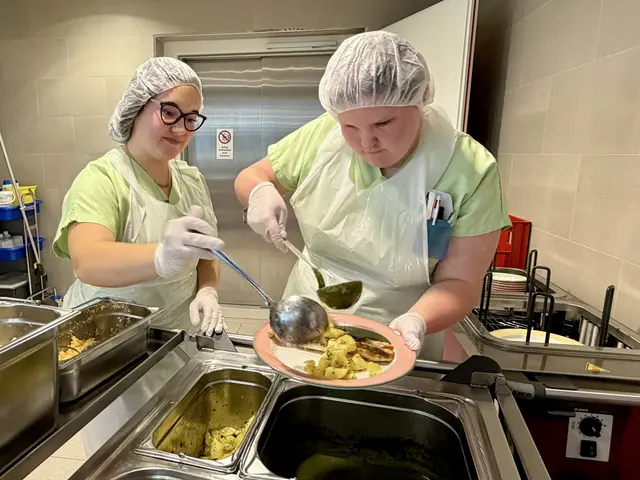 Mihaela Mitevska und Sarah Gisner beim Anrichten des Mittagessens. | Foto: MeinBezirk/Angelina Koidl