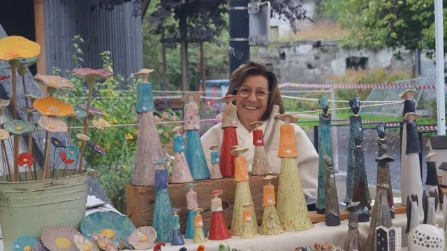 Silvia Patscheider vom Kunsthandwerk "Tonstube" mit ihren Tonarbeiten. 