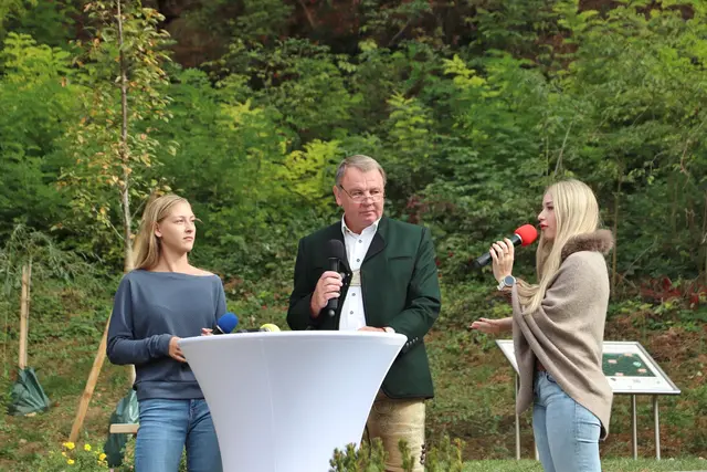 Sepp Loibner mit den beiden Schülerinnen Mona und Florentina von der HLW Deutschlandsberg, die ihre Diplomarbeit über die Lebensplätze im Kaiserwald schreiben. Die Schülerinnen der 5. Klasse forcierten die  digitalen Angebote und besprachen die Hörbeispiele.  | Foto: Edith Ertl