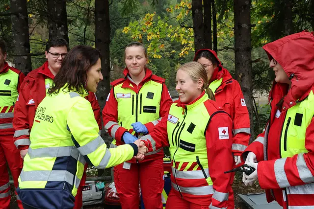 Im Bild Landeshauptfrau Karoline Edtstadler mit den Einsatzkräften des Rotes Kreuzes. | Foto: Land Salzburg / Franz Neumayr