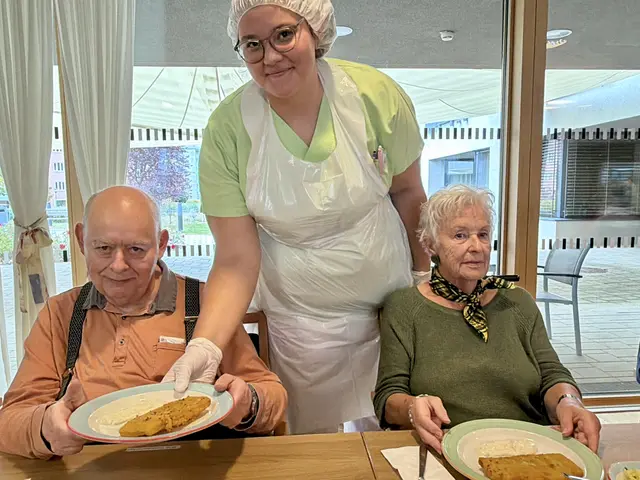 Nela Gründler beim Servieren des Essens für die Heimbewohner. | Foto: MeinBezirk/Angelina Koidl