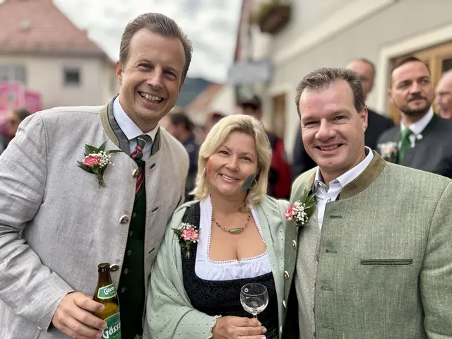 Landesrat Karlheinz Kornhäusl ist bereits Stammgast in Niederwölz. An seiner Seite Landespolizeidirektor Gerald Ortner mit Begleitung. | Foto: MeinBezirk/Angelika Brunner