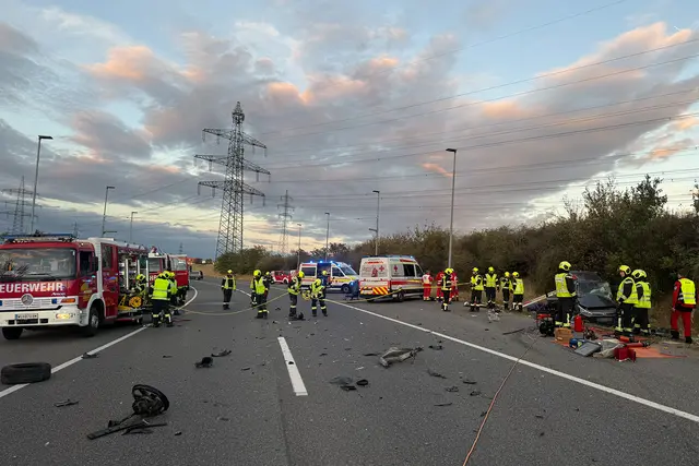 Menschenrettung unter Zeitdruck: Weil sich der Gesundheitszustand der eingeschlossenen Person verschlechterte, wurde eine rasche Rettung eingeleitet.
 | Foto: FF Leopoldsdorf