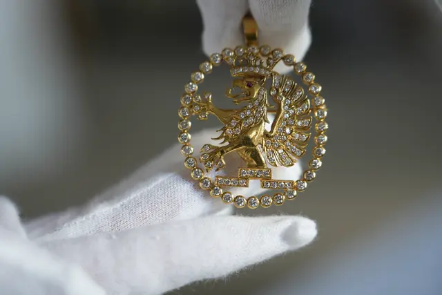 Mit Diamanten besetzte Brosche aus dem Besitz von Arndt von Bohlen und Halbac | Foto: Benedict Bartsch