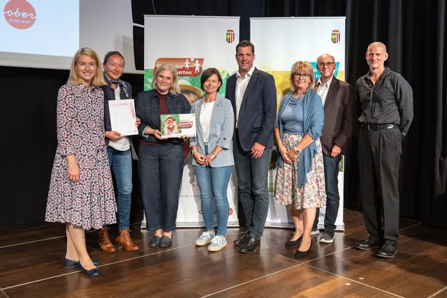 Landesrätin Christine Haberlander mit dem Team des Städtischen Kindergarten Gmunden – Traundorf und Bürgermeister Stefan Krapf (4.v.r.) und Stadtrat Thomas Bergthaler (2.v.r.). | Foto: Land OÖ/Margot Haag