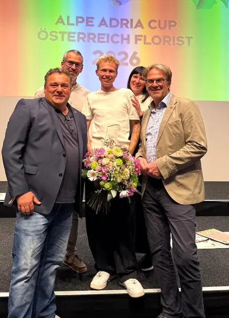 Sieges-Bouquet für Wr. Neustädter: WKNÖ Blumengroßhandel-Berufsgruppensprecher Alexander Mlinek, Karl Schick (Schick Blumenbinder), Gewinner Manuel Bender, Mentorin Sandra Lechner, Landesinnungsmeister Thomas Peter Kaltenböck freuen sich über den Gewinn.  | Foto: zVg