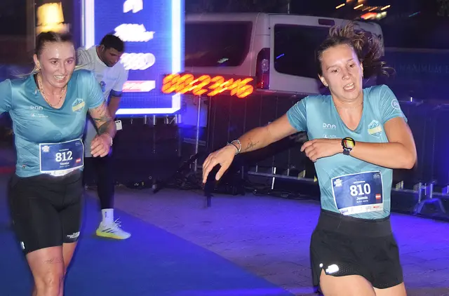 LLC Walchsee Wettkampf um Sekunden beim Zieleinlauf. Verena Ritzer (812) und Jasmin Anker (810): | Foto: Schwaighofer