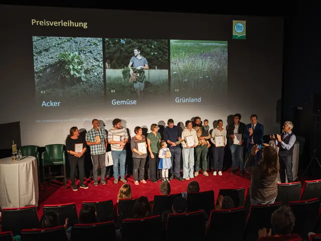 Auszeichnung für gelebte Artenvielfalt: Beim Tiroler Biodiversitäts-Award wurden Sabine und Gottlieb Mark (Lärchenhof Fendels), Walter Schweigl (Gasthof Zur Brücke Leutasch), Renate Triendl (Hannesler Hof Sistrans), Christina Ritter (BIO AUSTRIA Tirol), Andreas Kimberger (Biohof Treffern Scheffau), Sophia von Buchholz und Fabian Happacher (Hof Krippach Absam), Veronika Lacher (Biohof Mesner Telfes), Clemens Lutz (Biohof Lumperer Fritzens) sowie Naturschutzlandesrat René Zumtobel ausgezeichnet bzw. geehrt. | Foto: BIO Austria Tirol