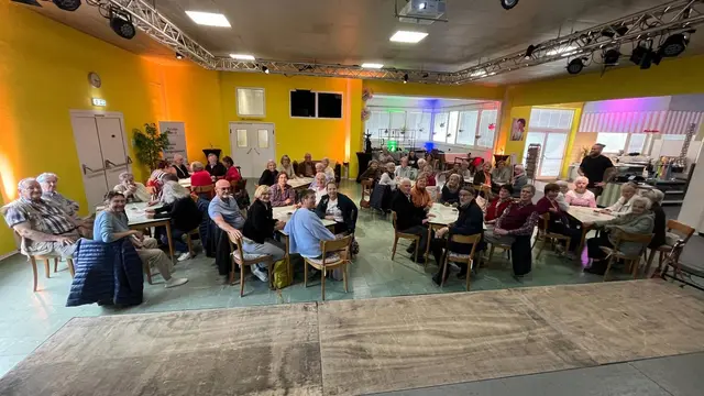 Das gemeinsame Essen in der neu renovierten Werksküche des Geschirrmuseums.  | Foto: Gina Wörgötter