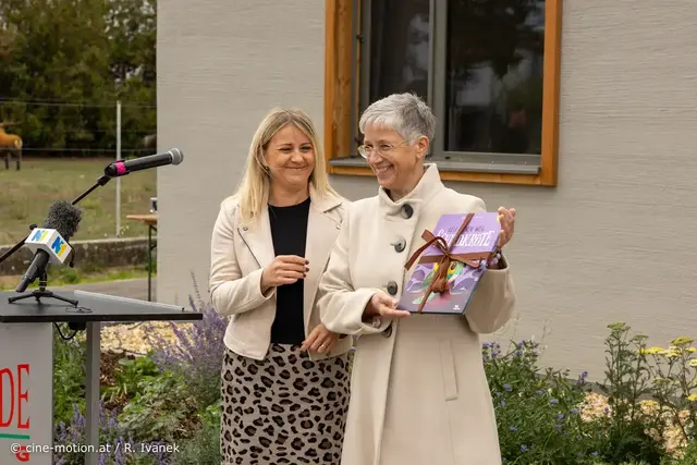 Auch von Nationalrats-Abgeordneter Silvia Kumpan-Takacs (SPÖ) gab es Geschenke, Petra Schneeweiss nahm sie entgegen. | Foto: Robert Ivanek