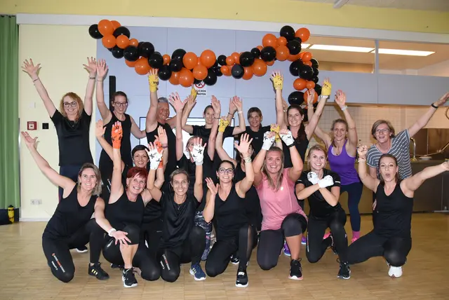 Begeisterte Tigers nach ihrer Live-Vorführung einer Toso X-Choreografie. | Foto: Matthias Riedl