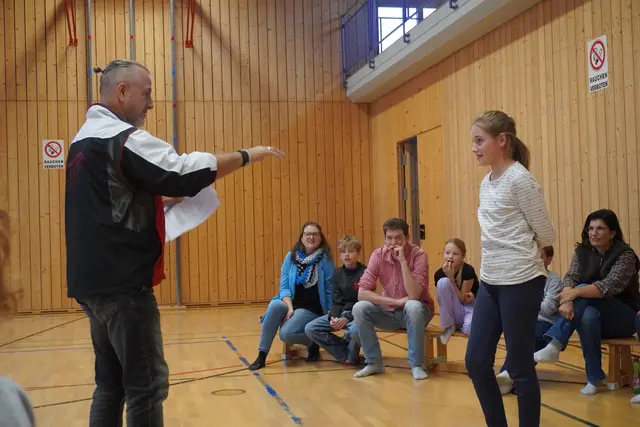 Beim Sicherheitsworkshop in Axams lernten die Kinder unteranderem wie man Abstand zu anderen Personen hält.  | Foto: AMG