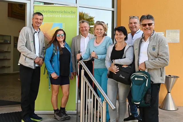 Gemeinsam unterwegs: Rund 200 Mitglieder der NÖ Landarbeiterkammer erkundeten beim Wandertag die Weinviertler Landschaft rund um Ladendorf. | Foto:  NÖ LAK