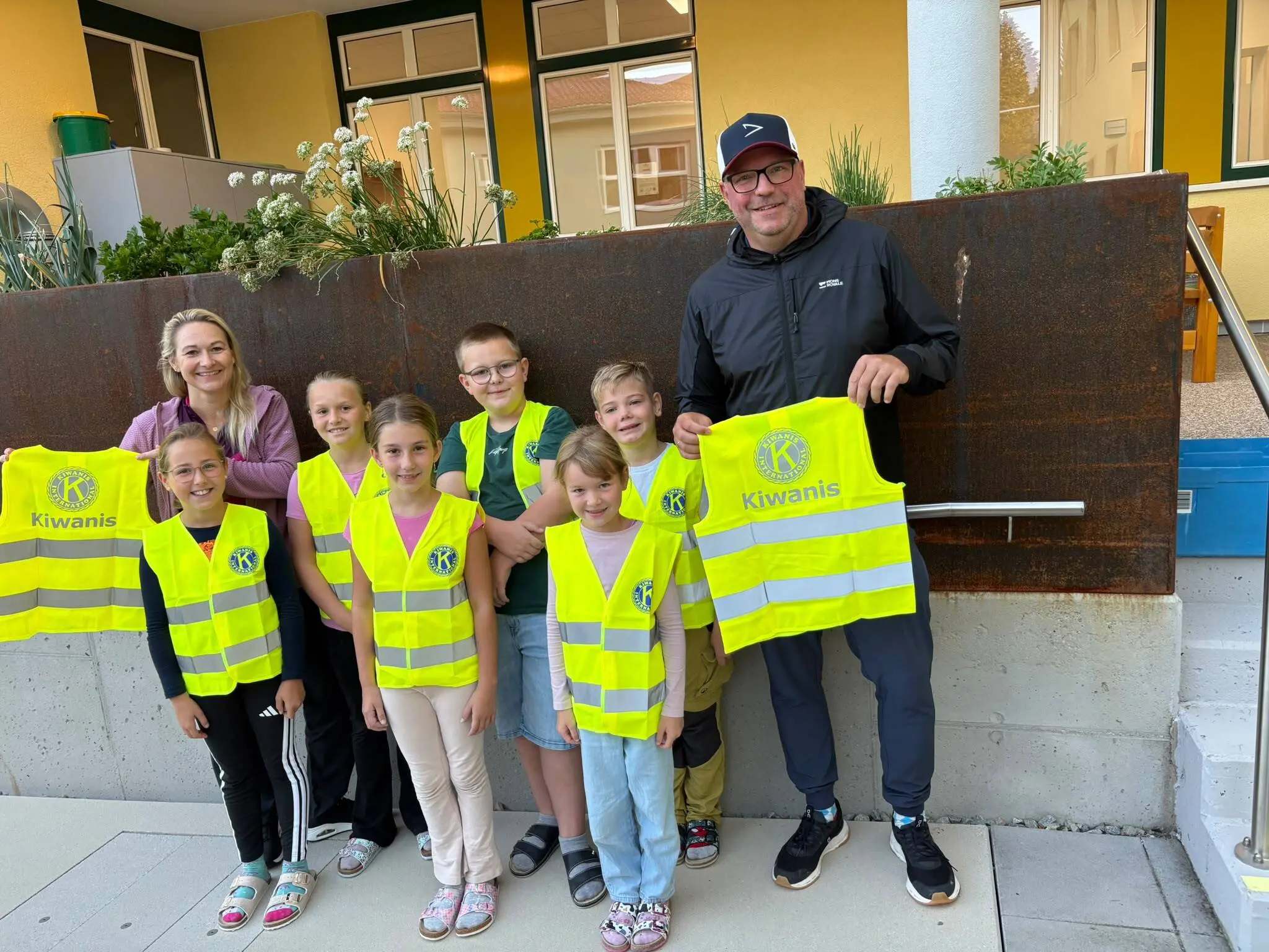 Schutz für Schulkinder: Kiwanis Schärding sorgt mit Warnwesten für sichere ...