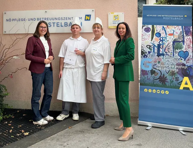 Zur gelungenen Lehrabschlussprüfung wurde Jan Suppan herzlich gratuliert: Bereichsleitung Management Wirtschaft und Support Katrin Holecek, Koch Jan Suppan; Küchenleiterin Bettina Gauszter; Kaufmännische Direktorin Jasmin Schaden | Foto: PBZ Mistelbach