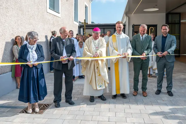 Mit dem gemeinsamen Durchschneiden des Eröffnungsbandes wurde das neue Pfarrzentrum offiziell eröffnet. | Foto: Reinhold Lang