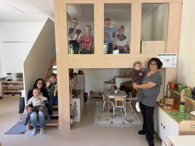 Sichtlich stolz präsentieren die Kindergartenkinder ihre Kuschelecke samt neuer Spielküche.