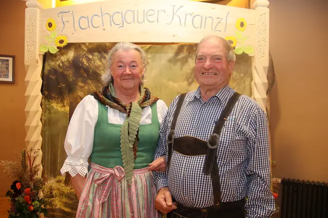 "Foto-Box"-Schnitzerei stammt von Franz Högler (im Bild mit Gattin Hilde).