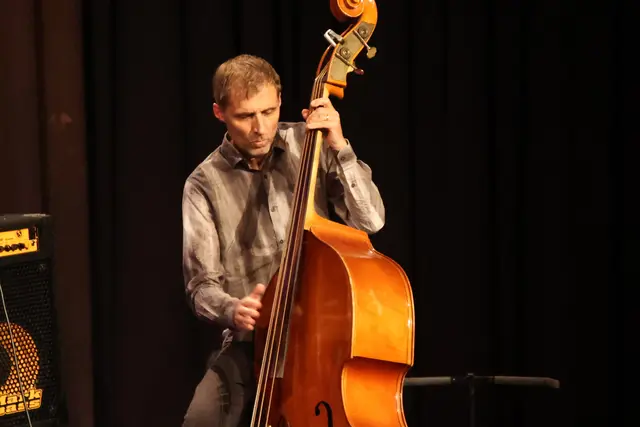 Bassist Herfried Knapp beim einzigartigen Bass-Solo.