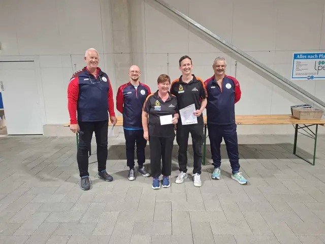 Die Siegermannschaft Mixed-Duo aus Schmidsdorf-Küb mit den Schützen Doris Zinkl und Bernd Schieraus und Gratulanten vom ESV Kindberg.  | Foto: ESV Kindberg