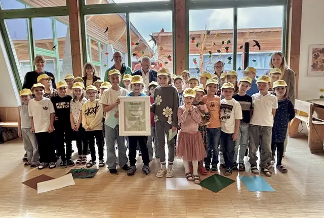Schulleiterin Ruth Töpfer, Bürgermeisterin Heidi Profeta, Anton Heufelder vom Naturpark Karwendel und VÖN-Präsident Johann Thauerböck bei der Urkundenübergabe an die Schülerinnen der VS Gnadenwald.