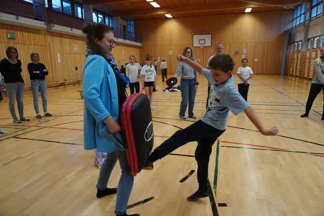Erste Trittversuche der älteren Kids.  | Foto: AMG