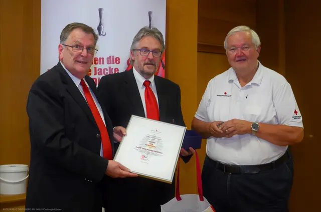 Franz Pumberger (Bezirksstellenleiter a. D.), Josef Frauscher (Bezirksgeschäftsleiter a. D.) und Peter Höll (v.l.) bei der Ortsstellenversammlung 2019 in Obernberg. Hier wurde Peter Höll mit dem Rotkreuz-Kristall ausgezeichnet. | Foto: RK Ried