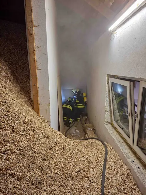 Aufwendige Löscharbeiten in Schönfeld | Foto: Valentin Stemmer/FF Arbesbach