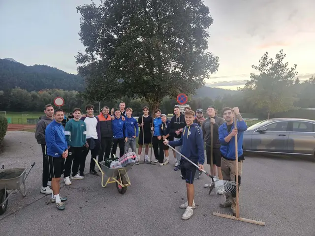 Gemeinsam anpacken statt Fußball spielen: Die Spieler des SV Wernberg zeigten beim Arbeitseinsatz auf dem Rasen echten Teamgeist. | Foto: SV Wernberg