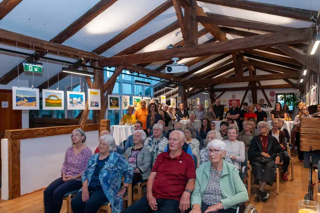 Das Interesse der Bewohnerinnen für die Kunst ist groß.  | Foto: Markus Kaltenböck