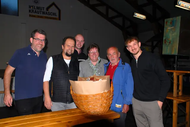 Denn  Gewinn   des  Hauptpreis  eines   Bauernkorb im  Wert von 400.- Euro gewann   Johann  Böck aus  Sommerberg  bei   St Margarethen an  der Raab , zu  dem  Landtagsabgeordnete  Silvia   Karelly  , als  Ehrengast  gratulierte 