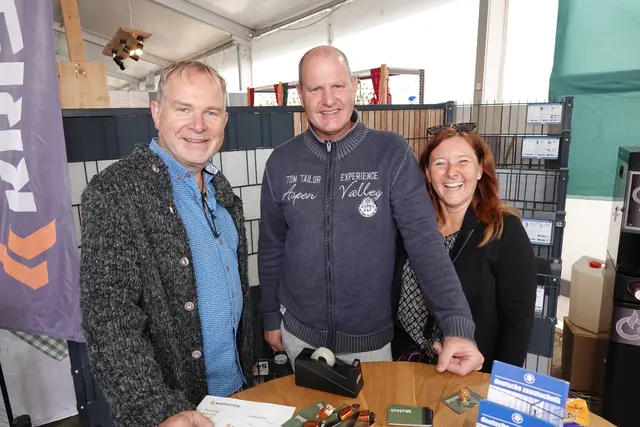 Am Stand von Anton Moitzi ging es sichtlich lustig zu. | Foto: MeinBezirk/Michael Blinzer