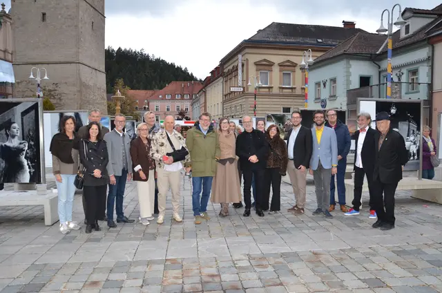 Jubel für die Fotografie: Fotografinnen und Fotografen mit Vertretern der Stadt bzw. des Stadtmarketings und Landesinnungsmeister Thomas Fischer (hinten, 3. v. r.) .
