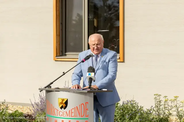 Bürgermeister Ernst Wendl gab einen Überblick über die Entstehung.  | Foto: Robert Ivanek