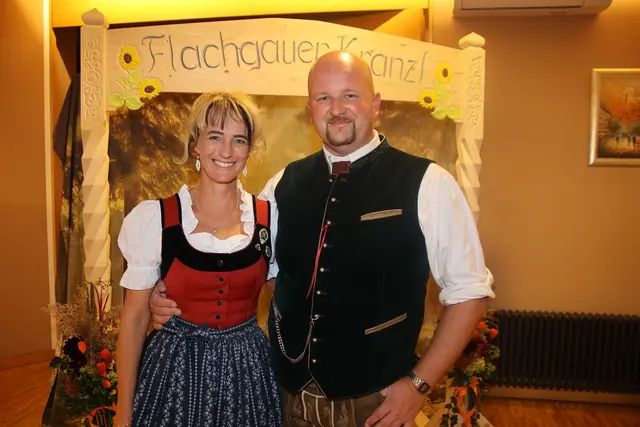 Obmann Lukas Fink mit Alexandra Lerchner vor dem neuen Foto-Motiv.