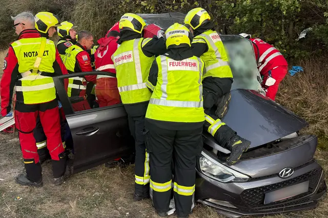 Rettung aus dem Unfallwrack: Die Feuerwehr entfernte die B-Säule des Fahrzeugs, um die eingeschlossene Person befreien zu können. | Foto: FF Leopoldsdorf